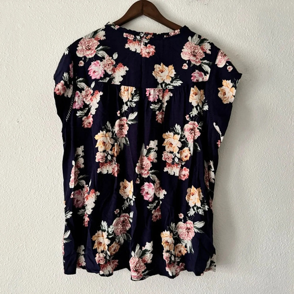 Buffalo Flutter Sleeve Floral Split Neck Top Navy Blossoms XXL Womens Spring - Picture 15 of 16